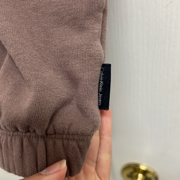 Calvin Klein Jeans Cropped Funnel Neck Sweatshirt | Size L Mauve - Picture 4 of 6